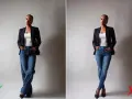 Mujer con blazer y jeans. La pose de la izquierda, con pantalones anchos cruzados, ayuda a disimular caderas y muslos. La de la derecha, con pitillos, no.
