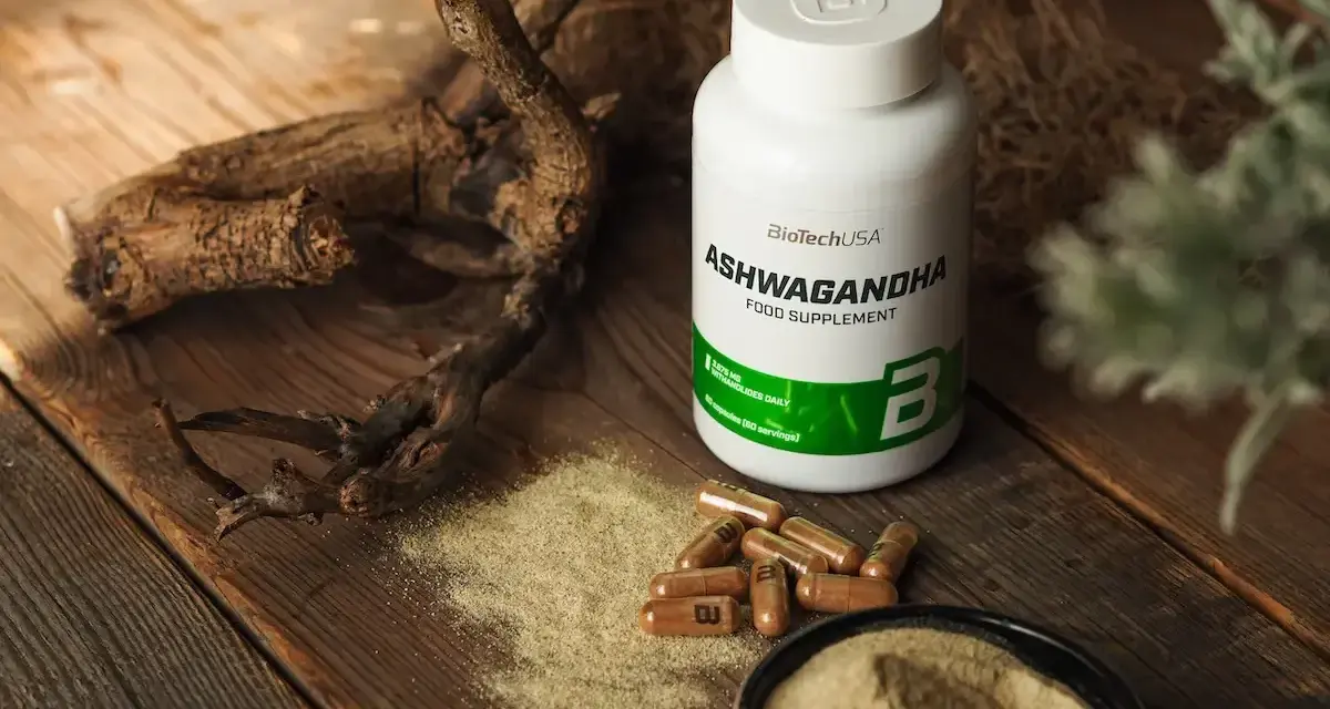 Frasco de Ashwagandha y polvo, sugiriendo sus ashwagandha beneficios para la mujer.