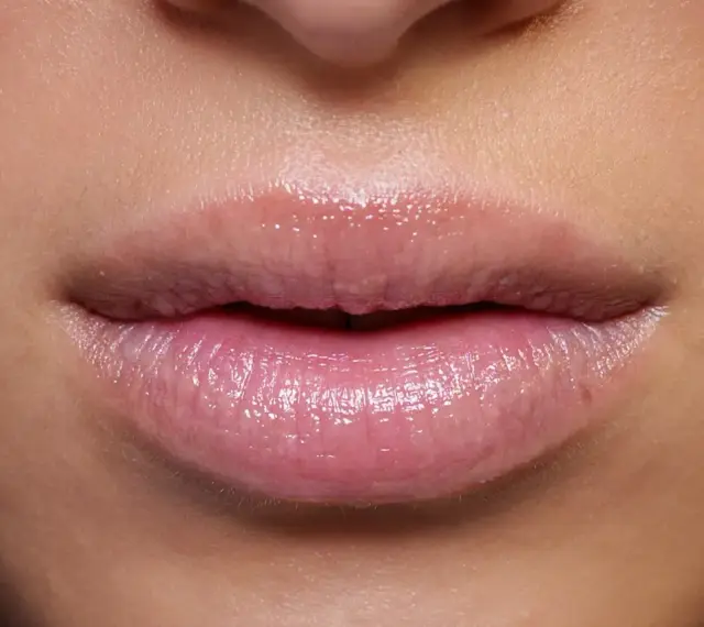 Labios con microblading en tonos rosados y brillantes. Los colores del microblading labios realzan la naturalidad.