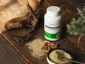 Frasco de Ashwagandha y polvo, sugiriendo sus ashwagandha beneficios para la mujer.