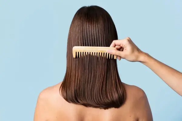 Peinando el cabello castaño para lograr un texturizado pelo perfecto.